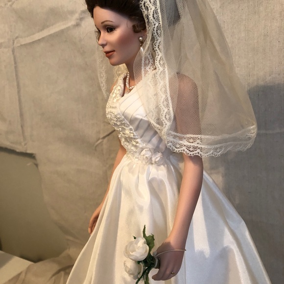 “Camellia” A porcelain bride doll from Ashton-Drake Galleries, by Bill Hanson. - Picture 3 of 8